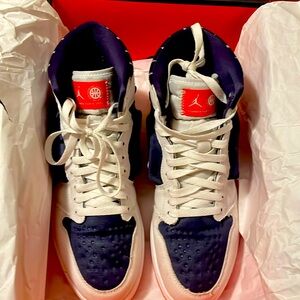 Im selling a pair of Jordan ones and they have crease protección included